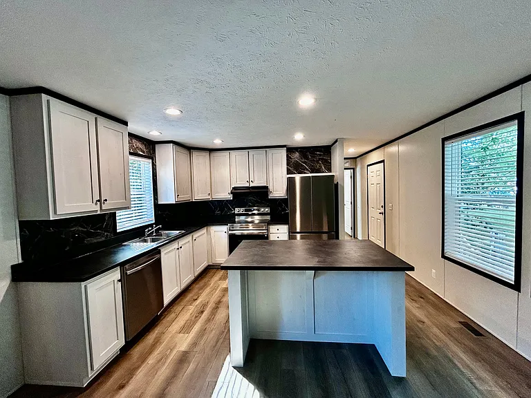 Hickory Knoll — Photo 48