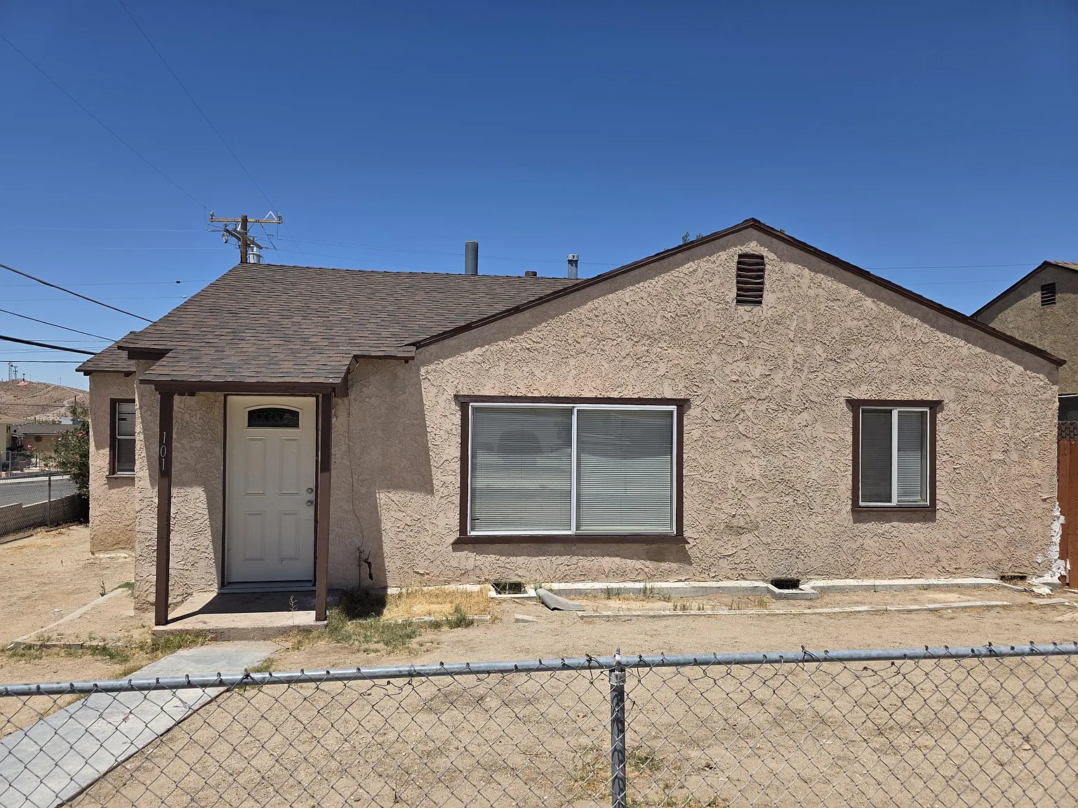 3 bed, 1055 sqft, $1,750 — Photo 1