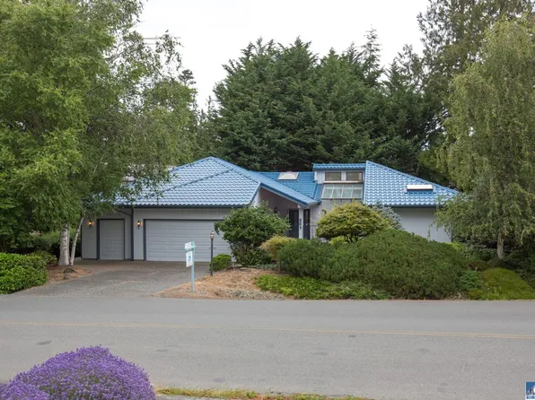 207 Fairway Dr, Sequim, WA 98382