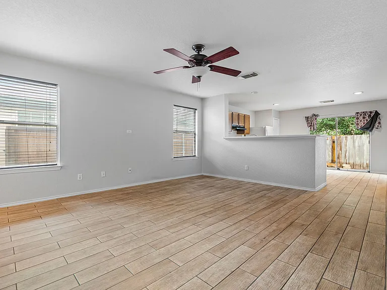 323 Amberdale Oak — Photo 8
