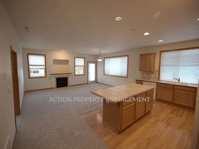 812 E Washington Pl — Photo 8