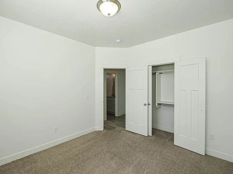 546 W 1730 N — Photo 22