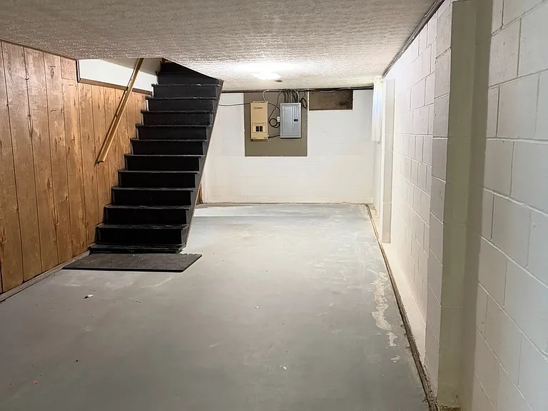 1104 E Walnut St — Photo 10