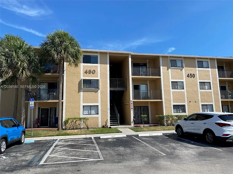 450 Palm Cir W #301 — Photo 2