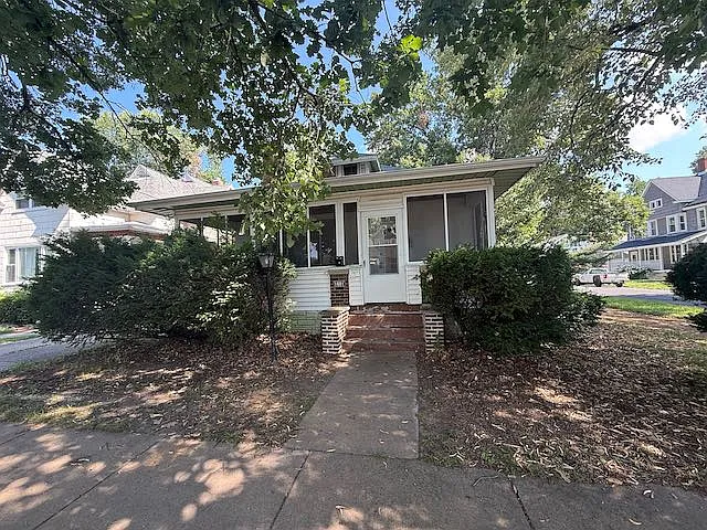 1601 W Ayres Ave