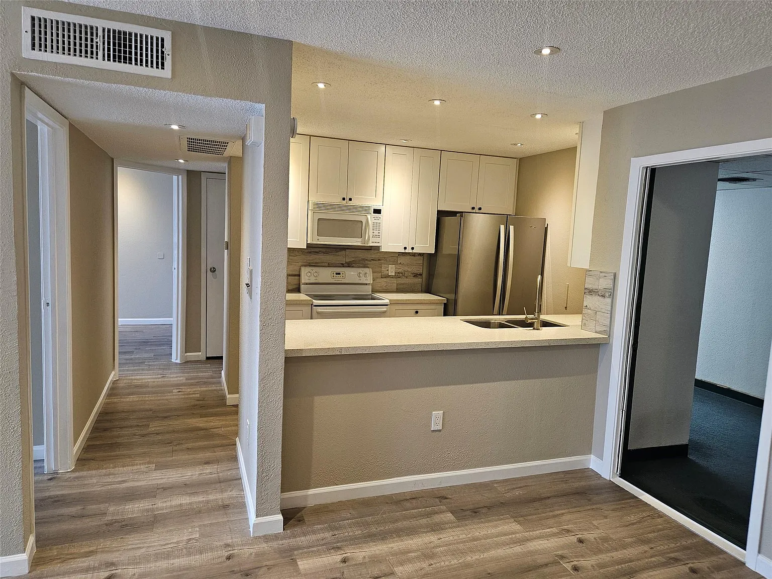 2 bed, 1.0 bath, 780 sqft, $1,190 — Photo 2