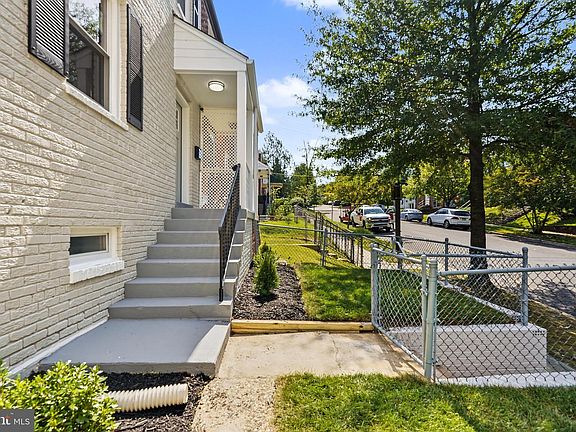 3rd image of 404 Burbank St SE