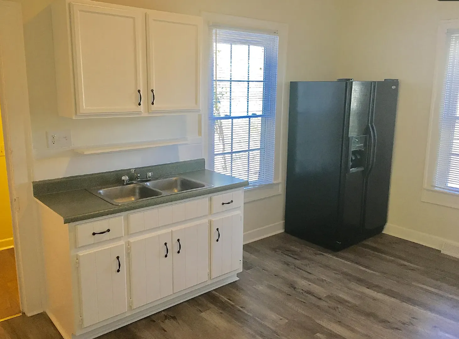 Beautiful 2 Bedroom 1 Bathroom Home with Spacious Living and Backyard — Photo 4