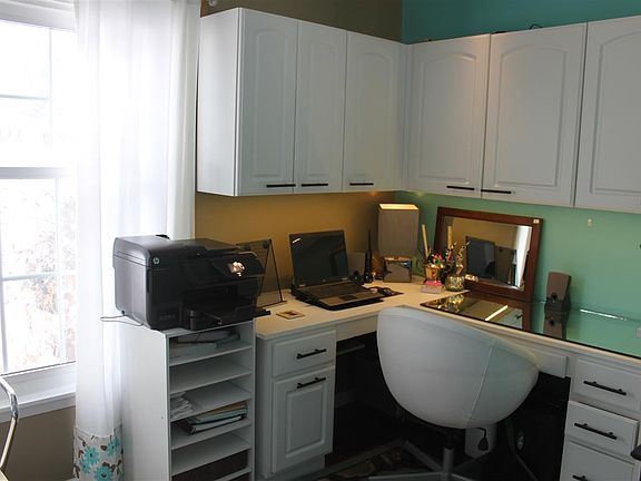 4th image of 18 Oakbrook Pl