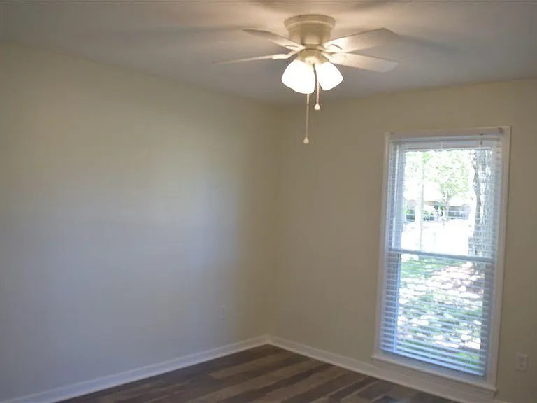 128 Eastwood Dr — Photo 9