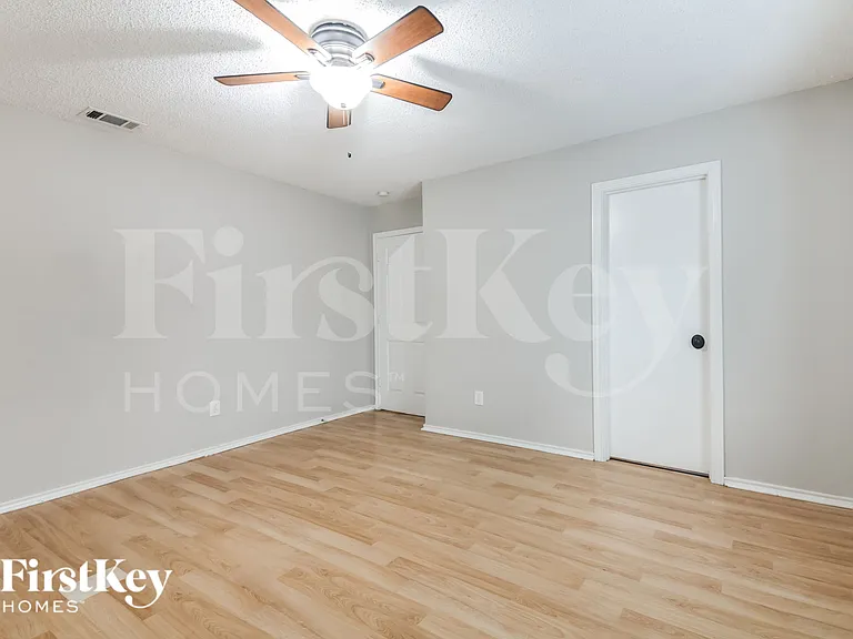 2026 Greenview Dr — Photo 10