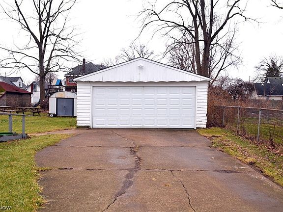 3rd image of 329 W 26th St