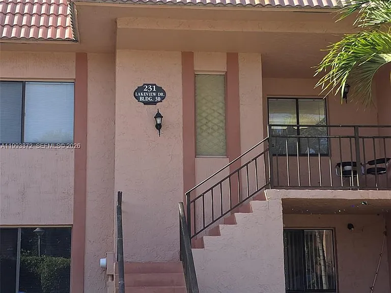 231 Lakeview Dr #204 — Photo 2
