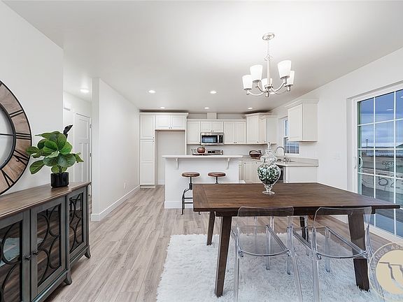4th image of 2249 Modera Ave