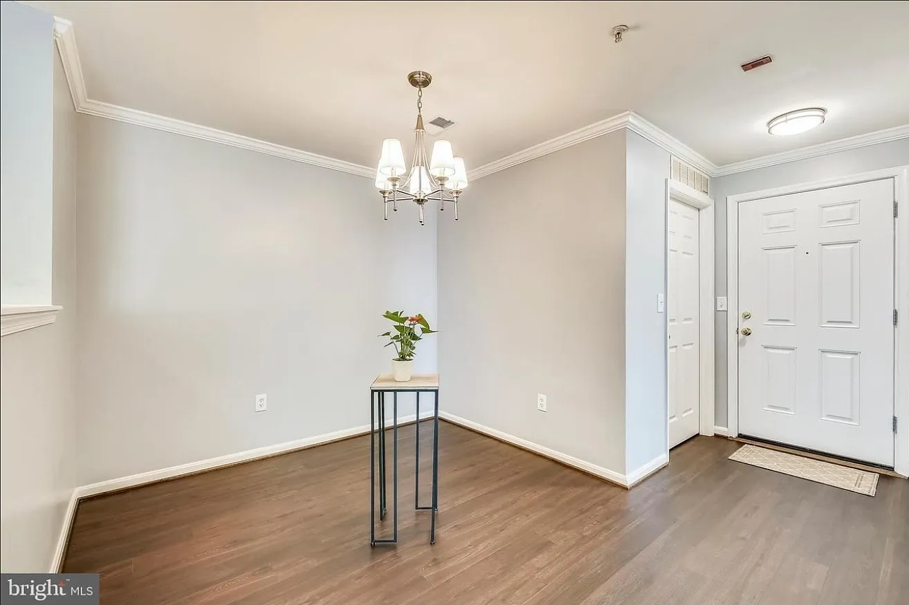 2 bed, 1085 sqft, $2,590 — Photo 2