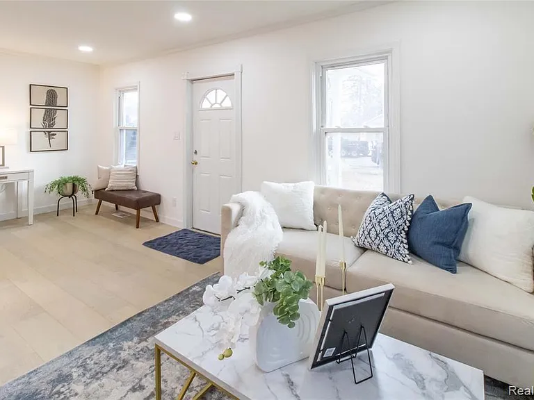 1326 Mohawk Ave — Photo 3