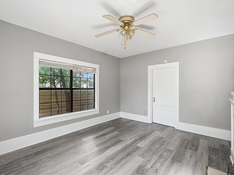 735 Victoria St — Photo 24