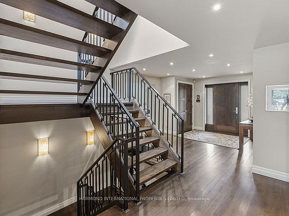 3rd image of 19 Fairway Heights Cres