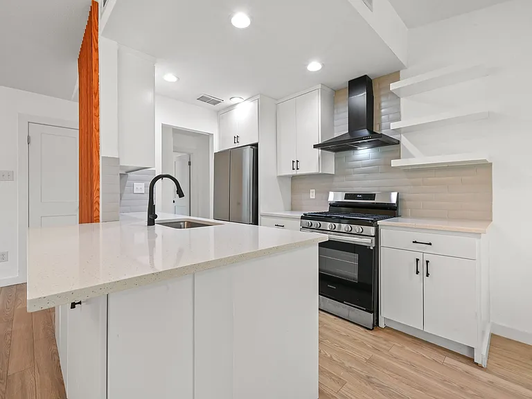 2313 Lakehurst Dr — Photo 11