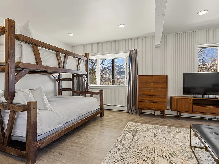 182 Bennett Pl — Photo 32