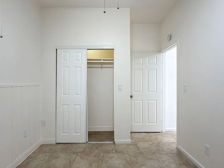 2657 E Monroe St — Photo 12