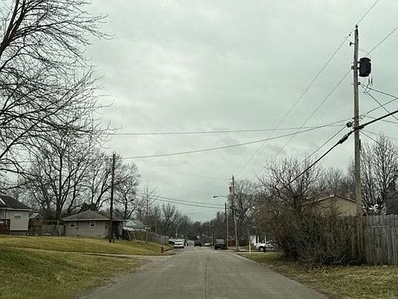 4th image of 401 Maple St