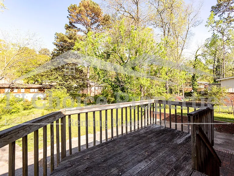 1332 Lake Ln NE — Photo 4