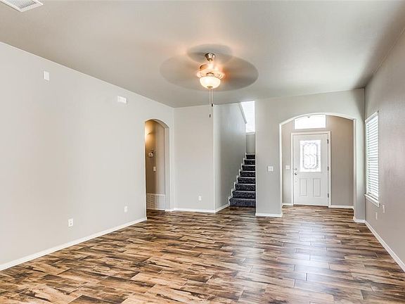 4th image of 892 Maple Park Ave