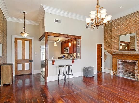 4th image of 837 Burgundy St APT C