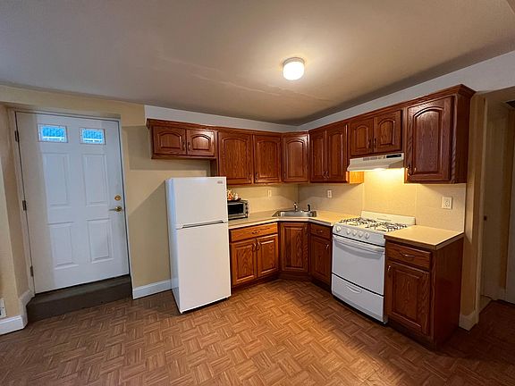 4th image of 21 Steele Ave Unit B