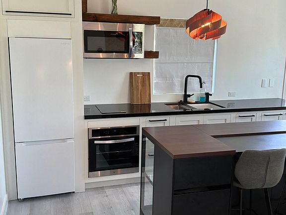 5th image of 2725 Harriet St