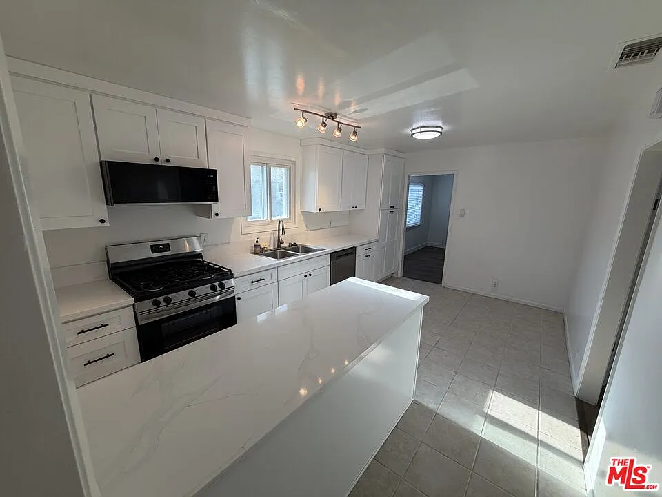 3 bed, 2.0 bath, 1000 sqft, $3,975 — Photo 2