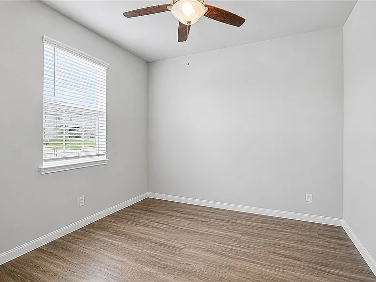 982 Crossing Dr — Photo 9
