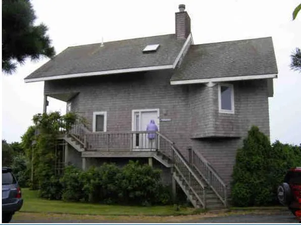9 Plains Ct, Edgartown, MA 02539