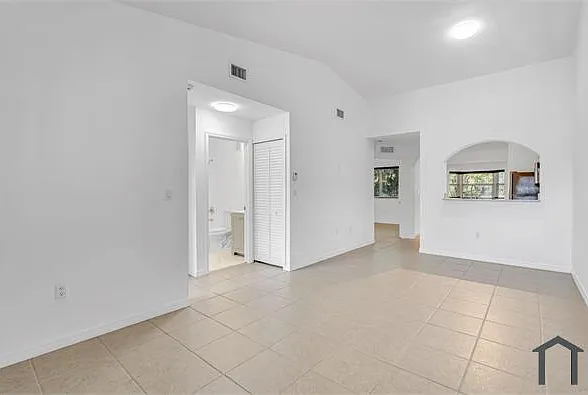 2930 SE 12th Rd #204 — Photo 1