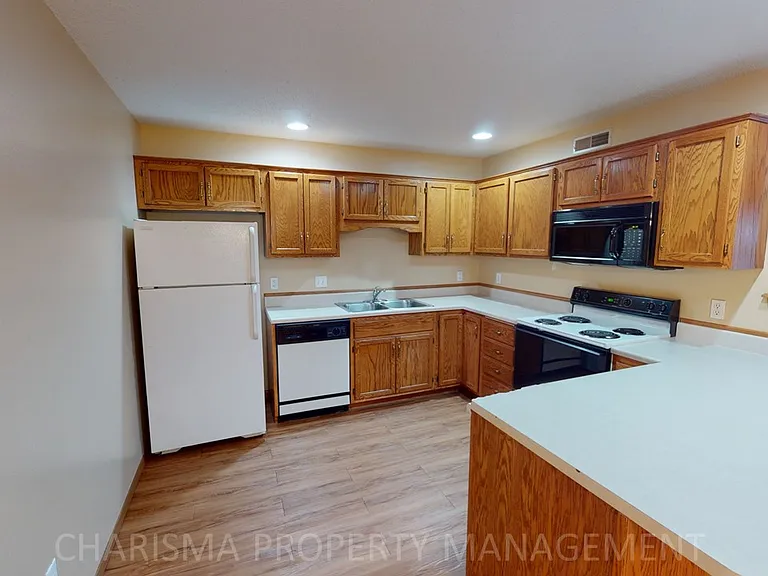 Teakwood Apartments — Photo 40