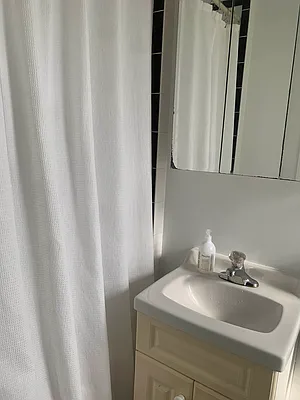 Rented by M.Grossman R.E. Management | media 27