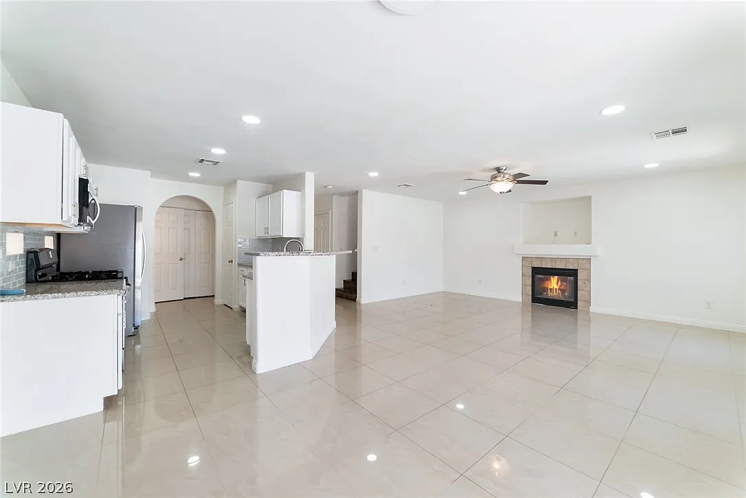 3 bed, 2.5 bath, 1462 sqft, $2,595 — Photo 3