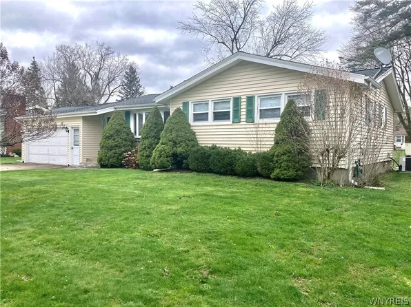 4291 Roxbury Dr, Williamsville, NY 14221