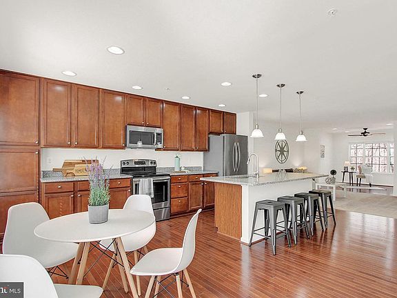 3rd image of 743 English Ivy Way