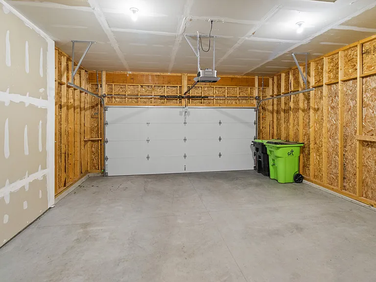 W218N16046 Tiger Lily Dr — Photo 24