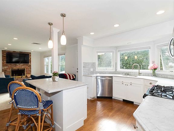 4th image of 42 Mulberry Ave