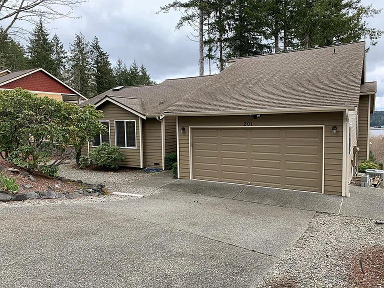 201 E Mountain View Dr — Photo 1