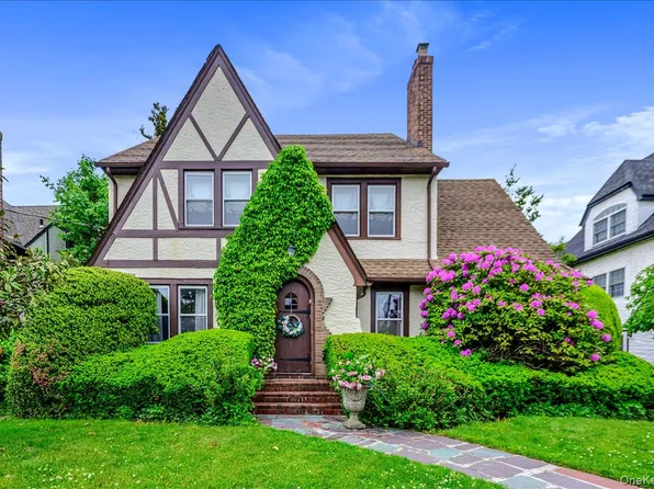 11 DeMott Avenue, Rockville Centre, NY 11570