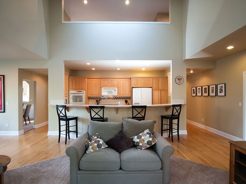 2nd image of 2126 Newport Ct NE
