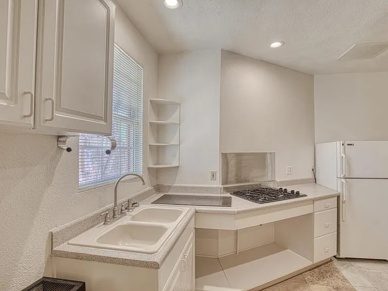 638 E 1st St #2 — Photo 22