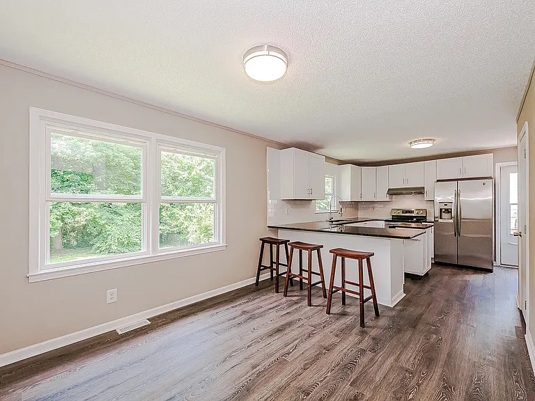 6814 Barrington Dr — Photo 5