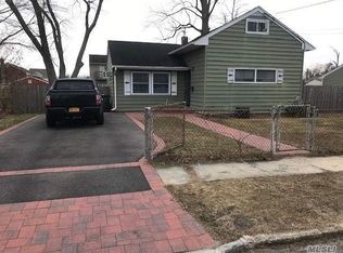 7 Meadow Dr, Bay Shore, NY 11706