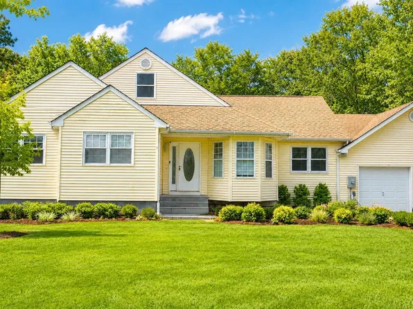 4 Manor Hills Drive, Manorville, NY 11949