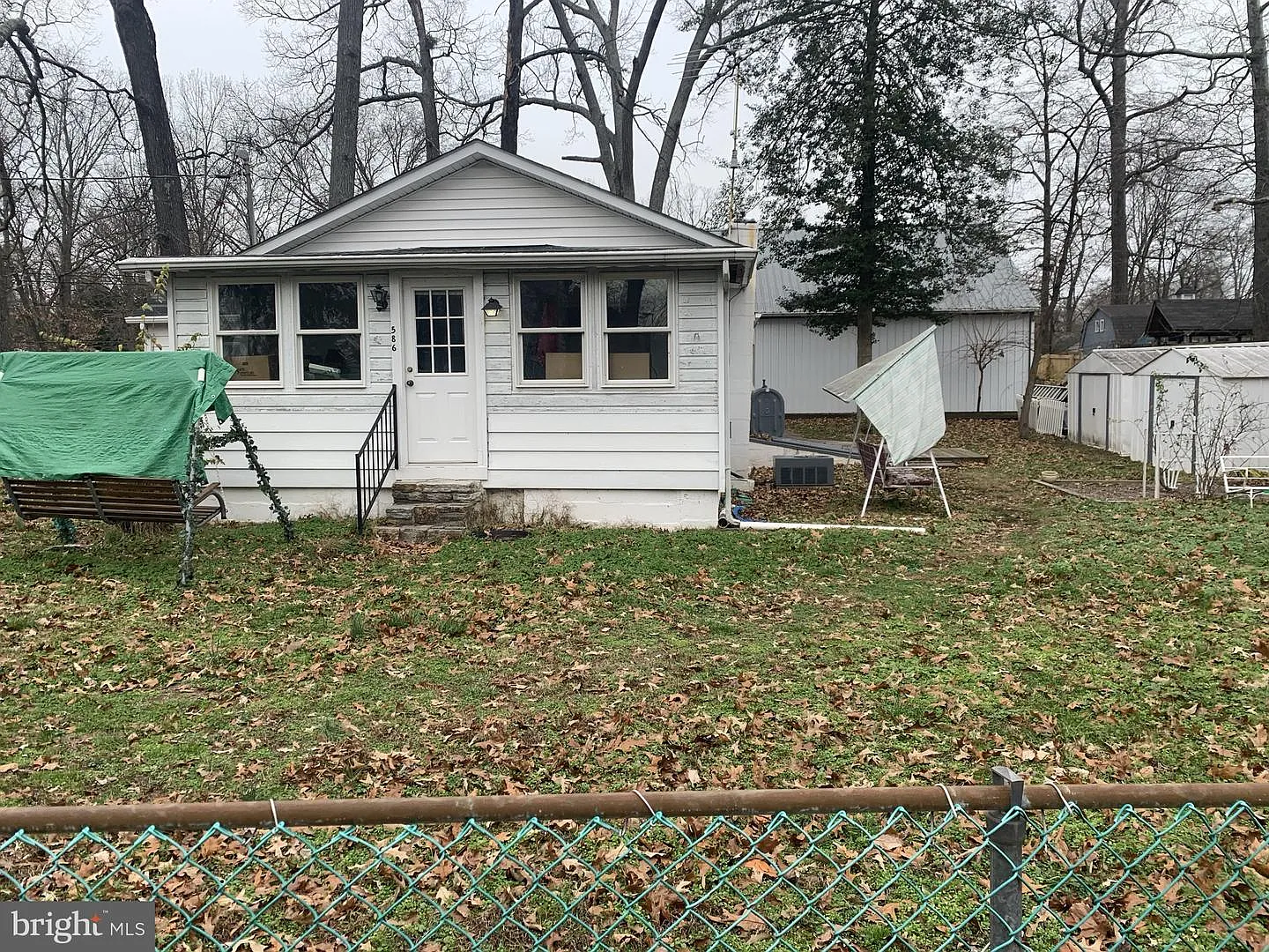 586 Riverside Dr photo 1